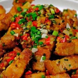 หมูกรอบคั่วพริกเกลือ(ราดข้าว)