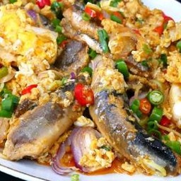 ข้าวราดปลากระป๋องผัดไข่