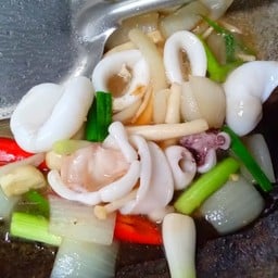 ข้าวราดน้ำมันหอยปลาหมึกราดข้าว