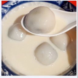 บัวลอยน้ำเต้าหู้ (ไส้งาดำ)