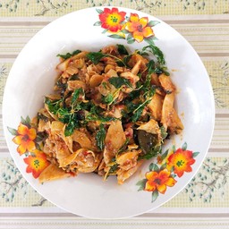 ผัดกะเพราหน่อไม้หมูสับ