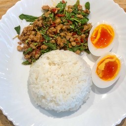 ข้าวราดผัดกะเพราหมูสับ+ไข่ยางมะตูม