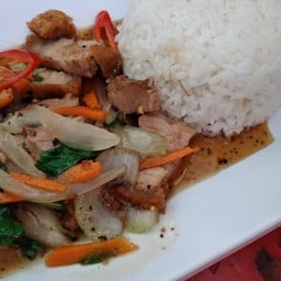 ข้าวพริกไทยดำหมูกรอบ