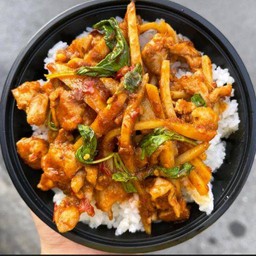 ข้าวพริกแกงหน่อไม้ไก่+ไข่ดาวฟรี