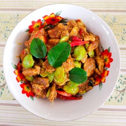 ผัดพริกแกงหมูสตอ