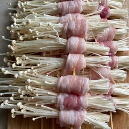 สามชั้นพันเห็ดเข็มทอง