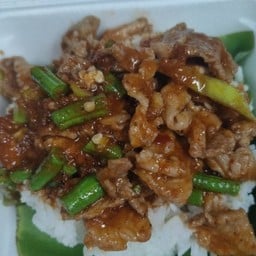 ผัดพริกแกงไก่ราดข้าว