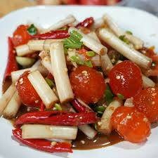 ตำไหลบัวไข่แดงเค็มปลาร้า