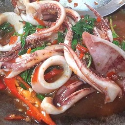 ข้าวกะเพราปลาหมึก