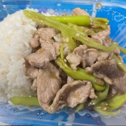 ผัดพริกหยวกไก่ราดข้าว