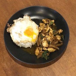 ข้าวเครื่องแกง ไม่มีไข่ดาวให้นะจ๊ะ