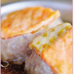 ปลาแซลมอนใส้หมู