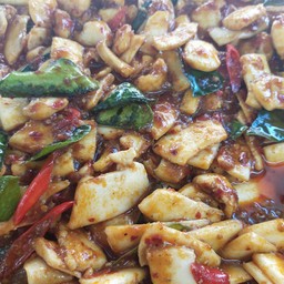 ผัดปลาหมึกน้ำพริกเผา