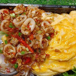 ข้าวไข่ข้นหมึกค้่วพริกเกลือ