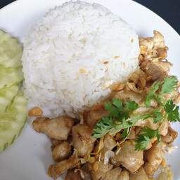 ไก่กระเทียมราดข้าว