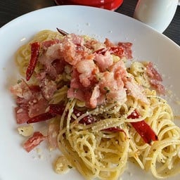 Aglio olio สปาเก็ตตี้เบค่อนกระเทียมพริกแห้ง