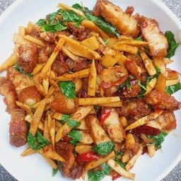 กะเพราหน่อไม้เหลืองหมูกรอบ