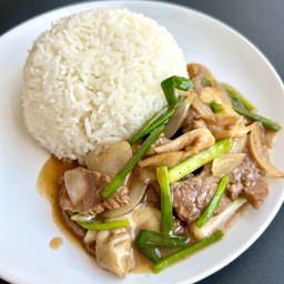 เนื้อผัดน้ำมันหอยราดข้าว