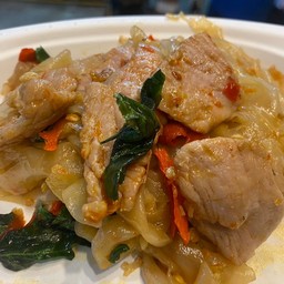 เส้นใหญ่กะเพราหมุหมัก