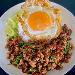 กะเพราหมูสับราดข้าว