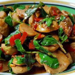 ผัดกะเพราลูกชิ้นหมูราดข้าว+ฟรีไข่ดาว