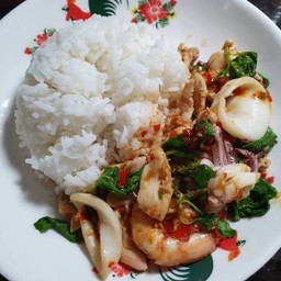 ข้าวผัดกระเพรารวมมิตร