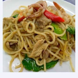 สปาเก็ตตี้แกงเขียวหวานรวมมิตร
