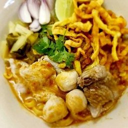 ข้าวซอยรวมหมูตุ๋น หมูหมัก ลูกชิ้น