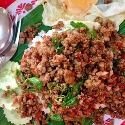 กระเพราเนื้อสับไข่ดาว ราดข้าว