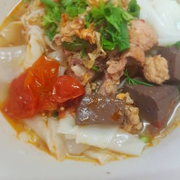 เส้นใหญ่น้ำเงี้ยว