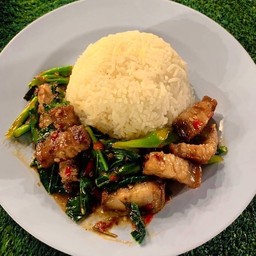 ข้าวคะน้าหมูกรอบ