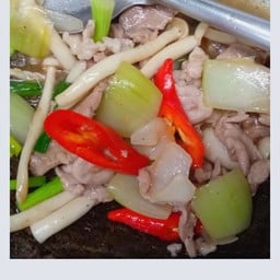 ไก่ผัดน้ำมันหอยราดข้าว (ไม่มีไก่สับ)