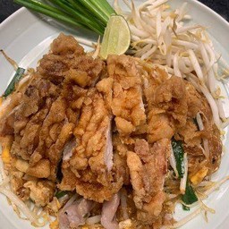 ผัดไทยโบราณไก่กรอบ (วุ้นเส้น) Authentic Padthai with Deep Crispy Chicken (Glass Noodle)