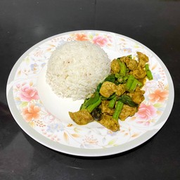 ข้าวผัดพริกแกงใต้หมูชิ้นใส่ถั่ว