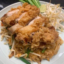 ผัดไทยทรงเครื่องไก่กรอบ (เส้นจันท์)  Classic Padthai with Crispy Chicken (Rice Noodle)