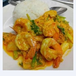 กุ้งผัดผงกะหรี่ราดข้าว