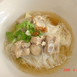 ก๋วยเตี๋ยวซี่โครงหมูตุ๋น