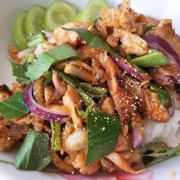 ข้าวยำแซ่บไก่ย่าง
