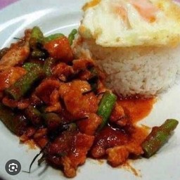 พริกเเกงเนื้อชิ้น ราดข้าว
