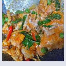 ผัดเผ็ดหมูกับข้าว