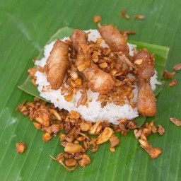 ข้าวเหนียวหมู กระเพราผัด