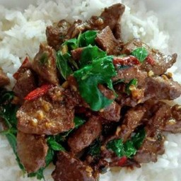 กระเพราตับไก่ราดข้าว