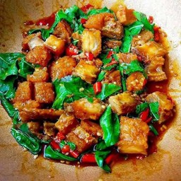 ข้าวคะน้าหมูกรอบ
