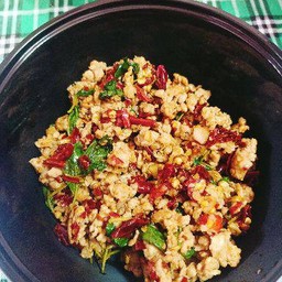 กระเพราโบราณพริกแห้ง (กับข้าว)