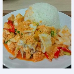 หมึกผัดไข่เค็มราดข้าว