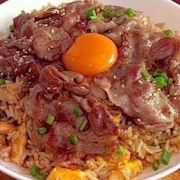 ข้าวผัดกระเทียมเนื้อย่าง+ไข่