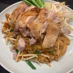 ผัดไทยทรงเครื่องไก่ย่าง (เส้นจันท์) Classic Padthai with Grilled Chicken (Rice Noolde)