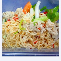 ยำมาม่าหมูสับ ( ไม่ทำแยกน้ำยำนะคะ ไม่มีเครื่องปรุงมาม่าค่ะ)