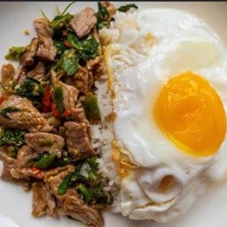 กระเพราเนื้อชิ้นไข่ดาว ราดข้าว
