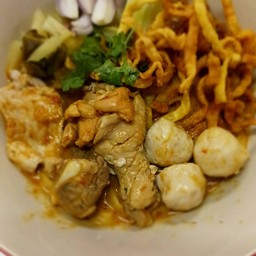 ข้าวซอยรวม หมู ไก่ ลููกชิ้น